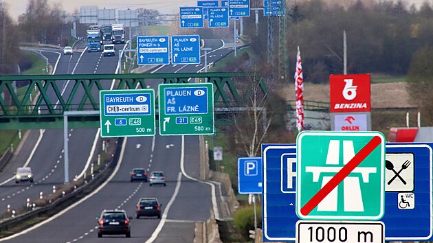 D�lnice D6 kon�� n�kolik kilometr� p�ed hranic� s N�meckem.