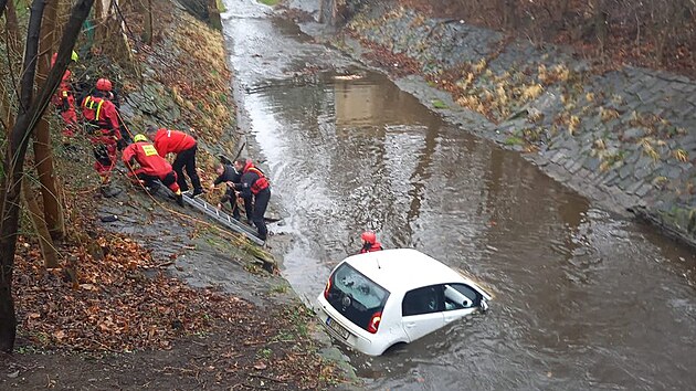 Auto s idiem uvzlo v potoce Boti ve Vrovicch. (18. nora 2022)