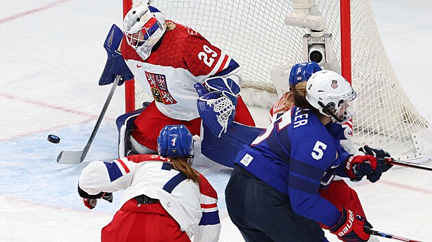 Brankka Klra Peslarov kryje americkou stelu v olympijskm tvrtfinle v Pekingu.