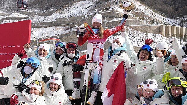 vcarka Corinne Suterov se svm tmem oslavuje zlato z olympijskho sjezdu