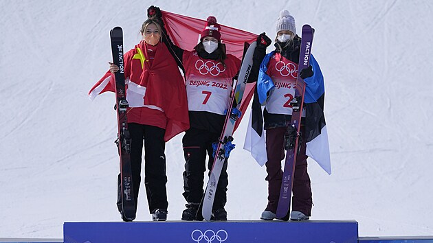 Zlatou medaili v lyaskm slopestylu vybojovala Mathilde Gremaudov ze vcarska ped domc hvzdou Eileen Guov (vlevo) a Kelly Sildaruovou z Estonska.