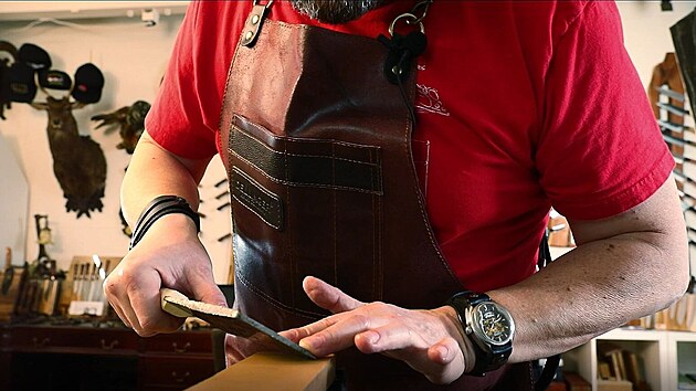 Jedna ruka udr�uje �hel, druh� funguje jako �pohon�.