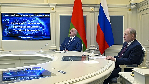 Rusk prezident Vladimir Putin a blorusk prezident Alexandr Lukaenko pozoruj cvin odpaly balistickch raket v rmci cvien strategickch odstraovacch sil. (19. nora 2022)