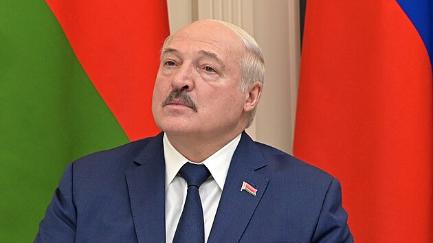 Bloruský prezident Alexandr Lukaenko pozoruje cviné odpaly balistických...