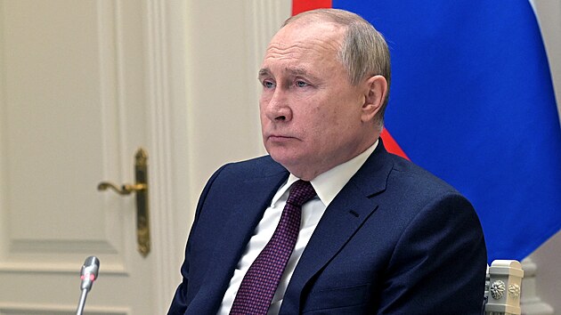 Rusk prezident Vladimir Putin pozoruje cvin odpaly balistickch raket v rmci cvien strategickch odstraovacch sil. (19. nora 2022)
