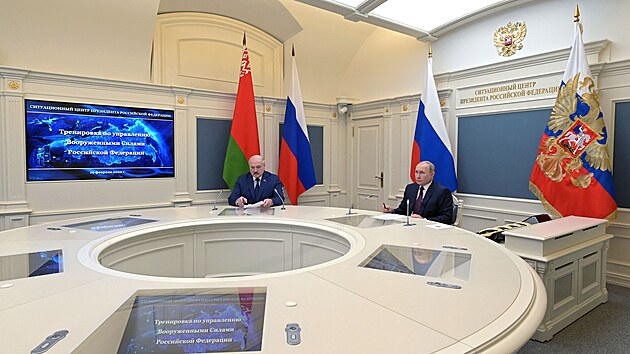Rusk prezident Vladimir Putin a blorusk prezident Alexandr Lukaenko pozoruj cvin odpaly balistickch raket v rmci cvien strategickch odstraovacch sil. (19. nora 2022)