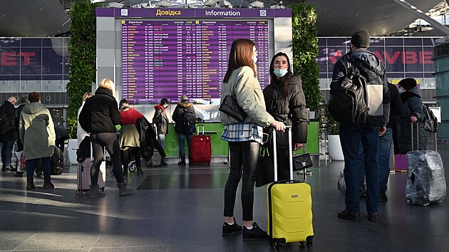 Cestujc ekaj na letiti Boryspil asi ticet kilometr od Kyjeva. (13. nora 2022)