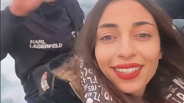 Influencerka ajma bin Mahmdov sdlela na socilnch stch fotografie z peplnn lodi, na kter spolen se snoubencem a dalmi migranty zamila z Tuniska do Itlie. (11. prosince 2021)