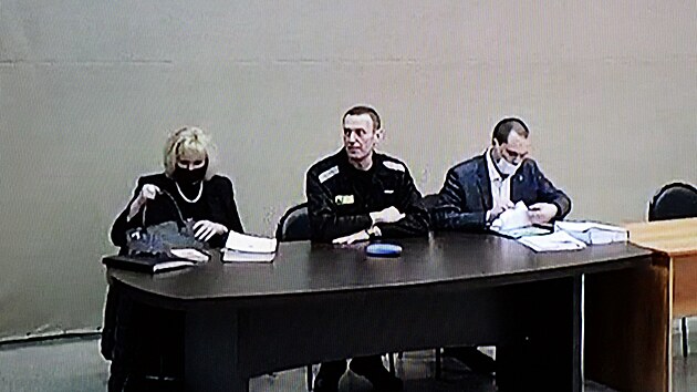 Ruský opoziční vůdce Alexej Navalnyj s dvojicí právníků během soudního jednání ve věznici v Pokrovu (15. února 2022)