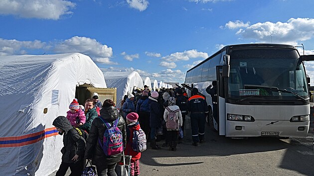Lid evakuovan z region ovldanch separatisty na vchodn Ukrajin doraz do stanovho tbora pobl hraninho pechodu v Rostovsk oblasti (19. nora 2022)