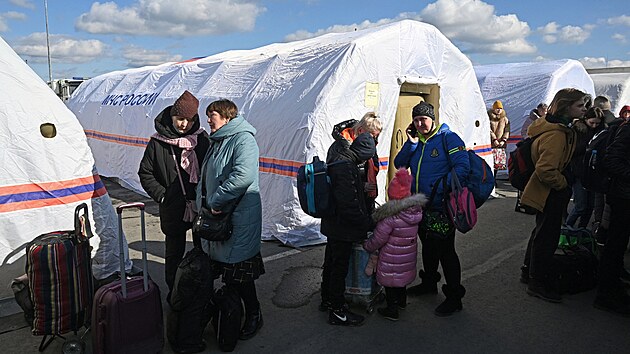 Lid evakuovan z region ovldanch separatisty na vchodn Ukrajin doraz do stanovho tbora pobl hraninho pechodu v Rostovsk oblasti (19. nora 2022)