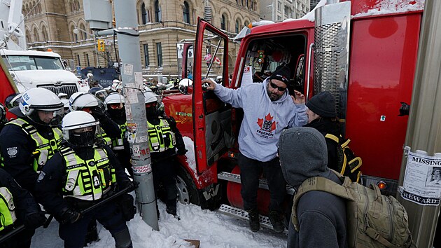 Policie v Ottaw u zajala pes stovku demonstrant. Vythla na n pilby i obuky (19. nora 2022).
