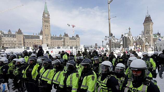 Policie v Ottaw u zajala pes stovku demonstrant. Vythla na n pilby i obuky (19. nora 2022).