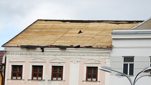 Siln vtr strhnul dnes rno stechu na jedn z budov Muzea Vysoiny na Masarykov nmst v Jihlav. koda byla pedbn vyslena na 2 - 3 miliony korun.