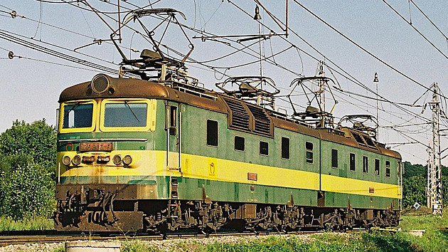 Dvojdln elektrick lokomotiva ady E469.5, od roku 1988 ada 125.8, tovrn oznaen koda 67E