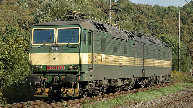 Dvojdln elektrick lokomotiva ady E479.1, od roku 1988 ada 131, tovrn oznaen koda 58E.