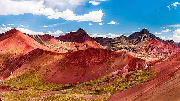 Duhov� hory jsou zbarven� d�ky sediment�m koroduj�c�ch hornin.