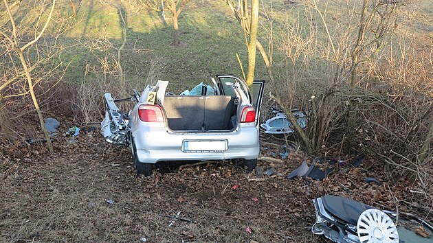 Zdemolovan Toyota po nehod u obce Veletiny na Uherskohradisku.