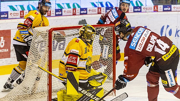 Utkn 52. kola hokejov extraligy: HC Verva Litvnov - HC Sparta Praha. Zleva brank Litvnova Denis Godla a Filip Chlapk ze Sparty, kter stl gl.