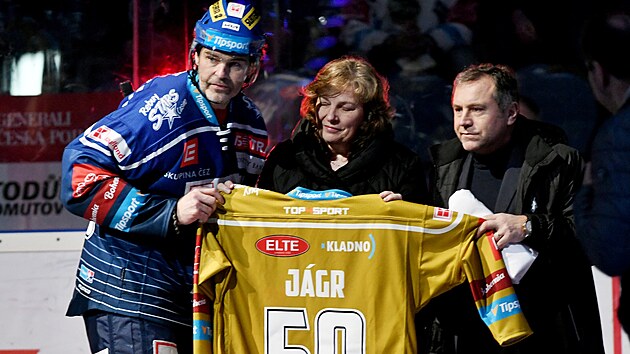 Hokejov extraliga, 44. kolo, Kladno - Kometa Brno. Oslava 50. narozenin Jaromra Jgra: Zleva Jgr, jeho sestra Jitka a editel extraligy Josef eznek.