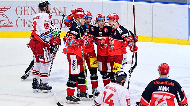 Utkn 52. kola hokejov extraligy: Mountfield Hradec Krlov - HC Olomouc. Hri Hradce Krlov oslavuj gl.