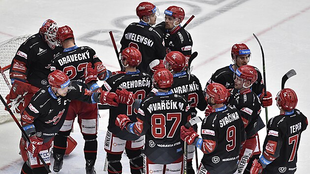 Utk�n� 44. kola hokejov� extraligy: HC Ocel��i T�inec -  HC Dynamo Pardubice. Hr��i T�ince se raduj� z v�t�zstv�.