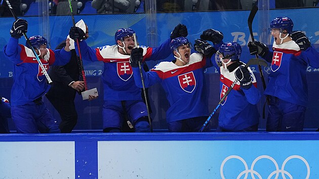 Slovci se raduj z pojiujc vstelen branky, kter jim definitivn nasazuje bronzov medaile na krk.