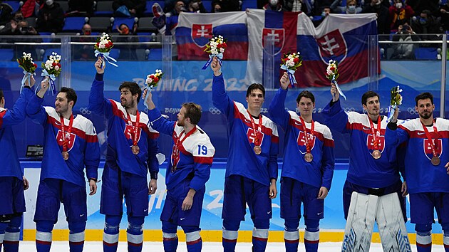 Slovent hokejist oslavuj zisk bronzovch medail na hrch v Pekingu.