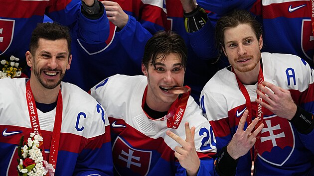 Slovent hokejist se raduj z bronzovch medail. Na snmku zleva kapitn Marek Hrivk, talent Juraj Slafkovsk a tonk Peter Cehlrik