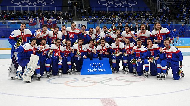 Slovenští hokejisté a jejich týmové foto po zisku bronzových medailí na olympiádě v Pekingu