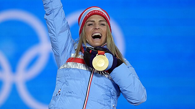 Therese Johaugov z Norska ukazuje svou zlatou medaili z cross country bhem...