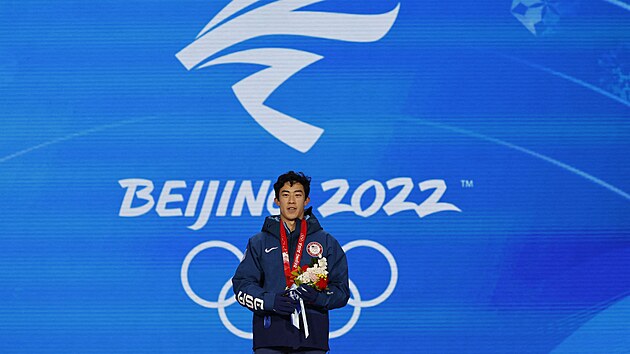 Nathan Chen ze Spojench stt slav zlatou medaili na pdiu na ZOH v Pekingu 2022. (10. nora 2022)