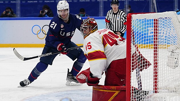 Olympijský turnaj mužů v ledním hokeji. USA - Čína. Američan Brian Oneill (21) sleduje čínského brankáře v akci. (10. února 2022)