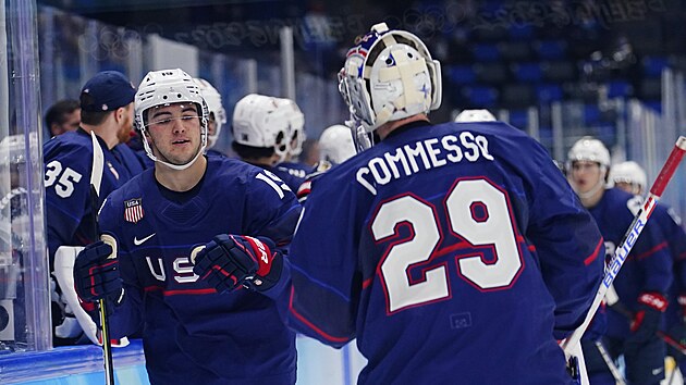 Olympijský turnaj mužů v ledním hokeji. USA - Čína. Drew Commesso (29) gratuluje Brendanu Brissonovi (19) poté, co Brisson skóroval proti Číně. (10. února 2022)