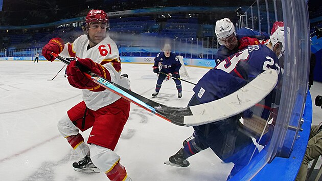 Olympijský turnaj mužů v ledním hokeji. USA - Čína. Číňan Ethan Werek (61) bojuje s Američanem Brianem Cooperem (23). (10. února 2022)