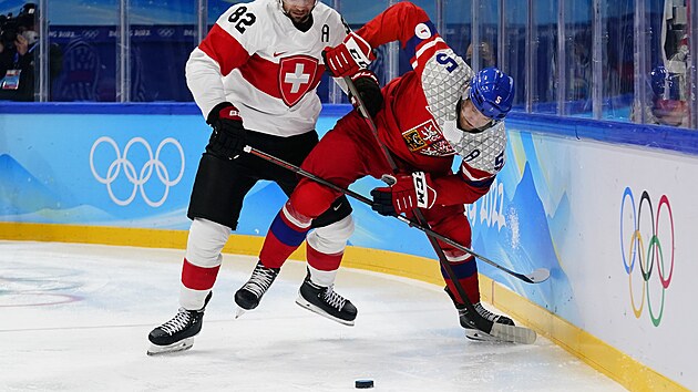 Olympijsk turnaj mu v lednm hokeji. Na snmku vcar Simon Moser (82) a ech Jakub Jebek (5). (11. nora 2022)
