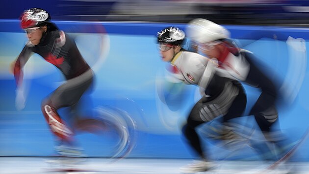 Bruslaky startuj ve svm tvrtfinle na 1000 metr en bhem soute v rychlobruslen na krtk drze na ZOH v Pekingu 2022. (11. nora 2022)