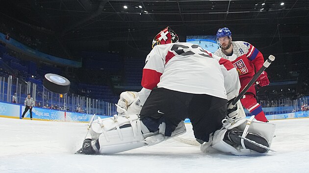 Olympijsk turnaj mu v lednm hokeji. esk reprezentant David Krej (vpravo) vstelil vtzn gl z njezdu proti vcarskmu branki Leonardu Genonimu (63). (11. nora 2022)