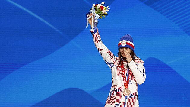 Rychlobruslaka Martina Sblkov pevzala bronzovou medaili za svj vkon na ptikilometrov trati na ZOH v Pekingu 2022. (11. nora 2022)