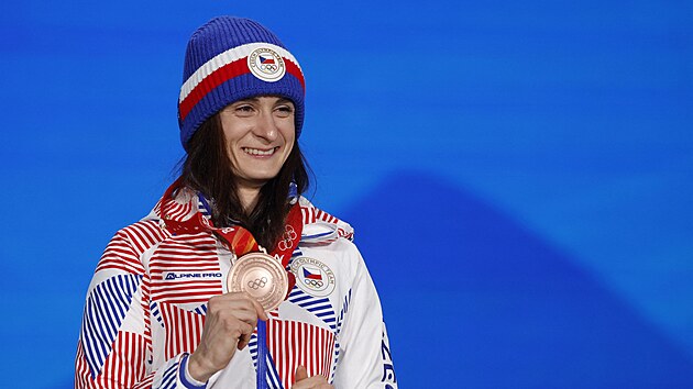 Rychlobruslařka Martina Sáblíková převzala bronzovou medaili za svůj výkon na pětikilometrové trati na ZOH v Pekingu 2022. (11. února 2022)