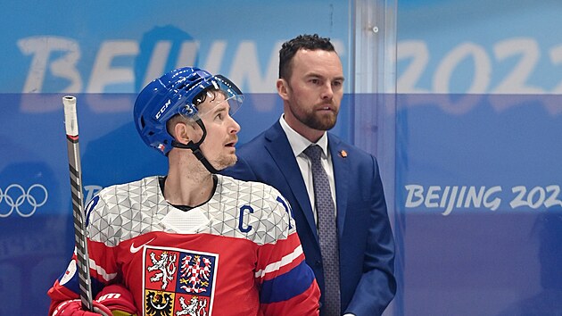 Olympijsk turnaj mu v lednm hokeji. esk hokejov trenr Filip Pen a Roman ervenka na ZOH v Pekingu 2022.