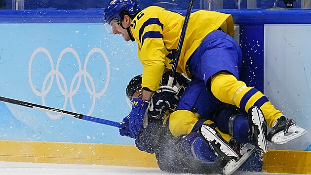 Olympijsk turnaj v lednm hokeji. Zpas Finsko - vdsko. vd Philip Holm (52) kontroluje Fina Hannese Bjorninena. (11. nora 2022)