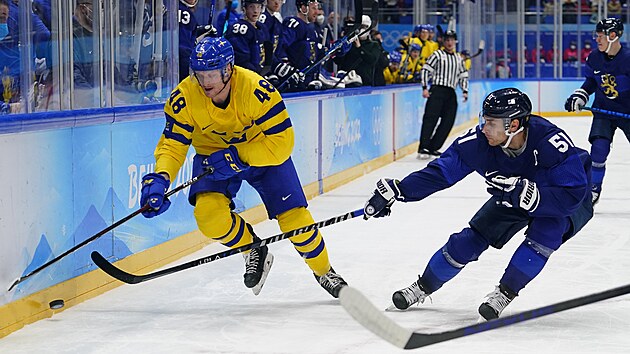 Olympijsk turnaj v lednm hokeji. Zpas Finsko - vdsko. vd Carl Klingberg (48)  s Finem Valtterim Filppulou (51). (11. nora 2022)