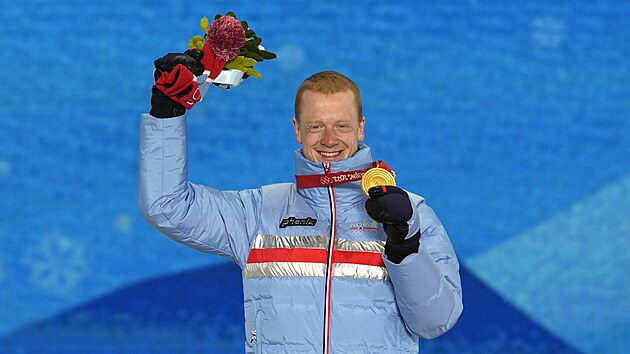 Vtz zlat medaile Nor Johannes Thingnes Boe  bhem medailovho ceremonilu zskanou ve sprintu v biatlonu na 10 kilometr na ZOH v Pekingu 2022. (14. nora 2022)