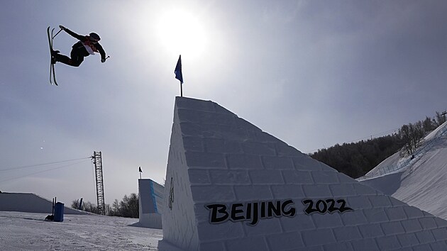 Rusk akrobatick lyaka Anastasia Tatalinov v olympijskm finle slopestylu na ZOH v Pekingu 2022. (15. nora 2022)