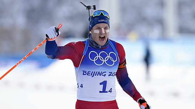 Momentka ze zvodu tafet biatlonist na olympijskch hrch v Pekingu 2022. Na snmku Vetle Christiansen z Norska. (15. nora 2022)