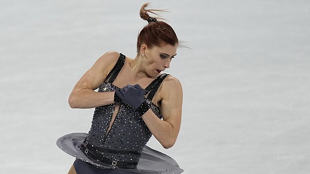 Eliška Březinová z České republiky soutěží v krátkém programu žen během krasobruslení na Zimních olympijských hrách 2022 v Pekingu. (15. února 2022)