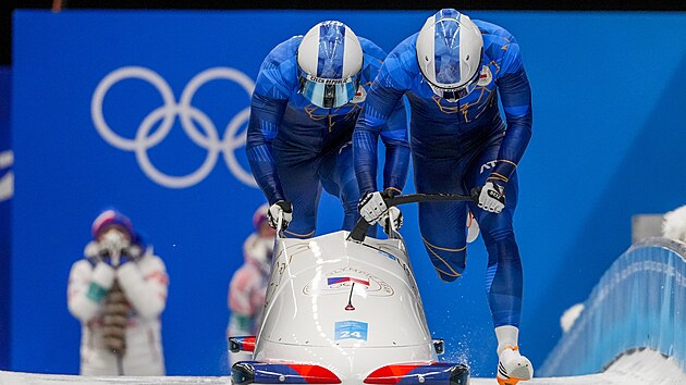 esk dvojbob Dominik Dvok a Jakub Nosek v akci bhem tet jzdy na ZOH v Pekingu 2022. (15. nora 2022)