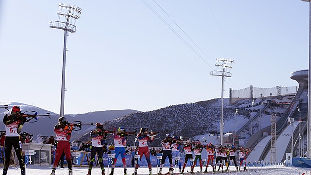 Biatlonistky bojuj ve tafetovm zvod na zimnch olympijskch hrch v Pekingu na ZOH 2022. (16. nora 2022)