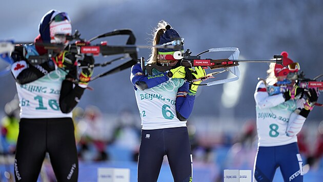 Biatlonistky bojuj� ve �tafetov�m z�vod� na zimn�ch olympijsk�ch hr�ch v Pekingu na ZOH 2022. Vpravo Mark�ta Davidov� v akci. (16. �nora 2022)
